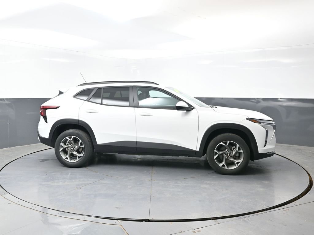 Used 2025 Chevrolet Trax LT FWD image 3