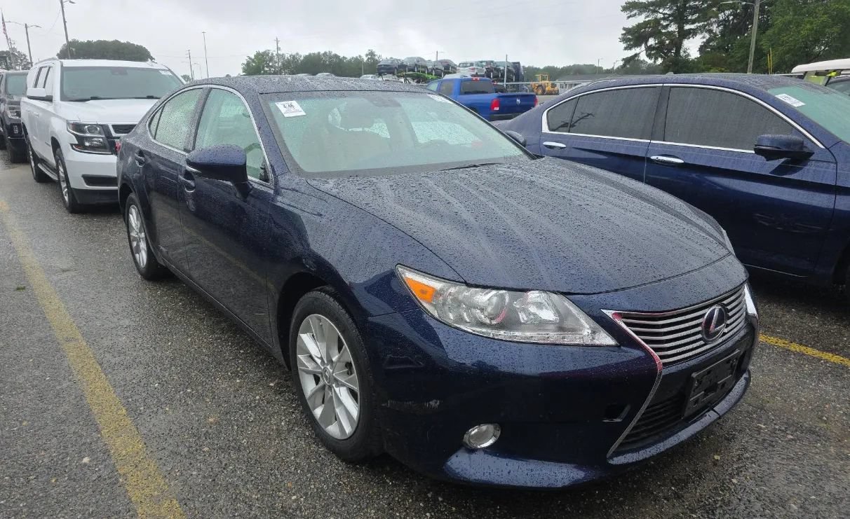 Used 2013 Lexus ES 300h w/ Luxury Pkg FWD image 2