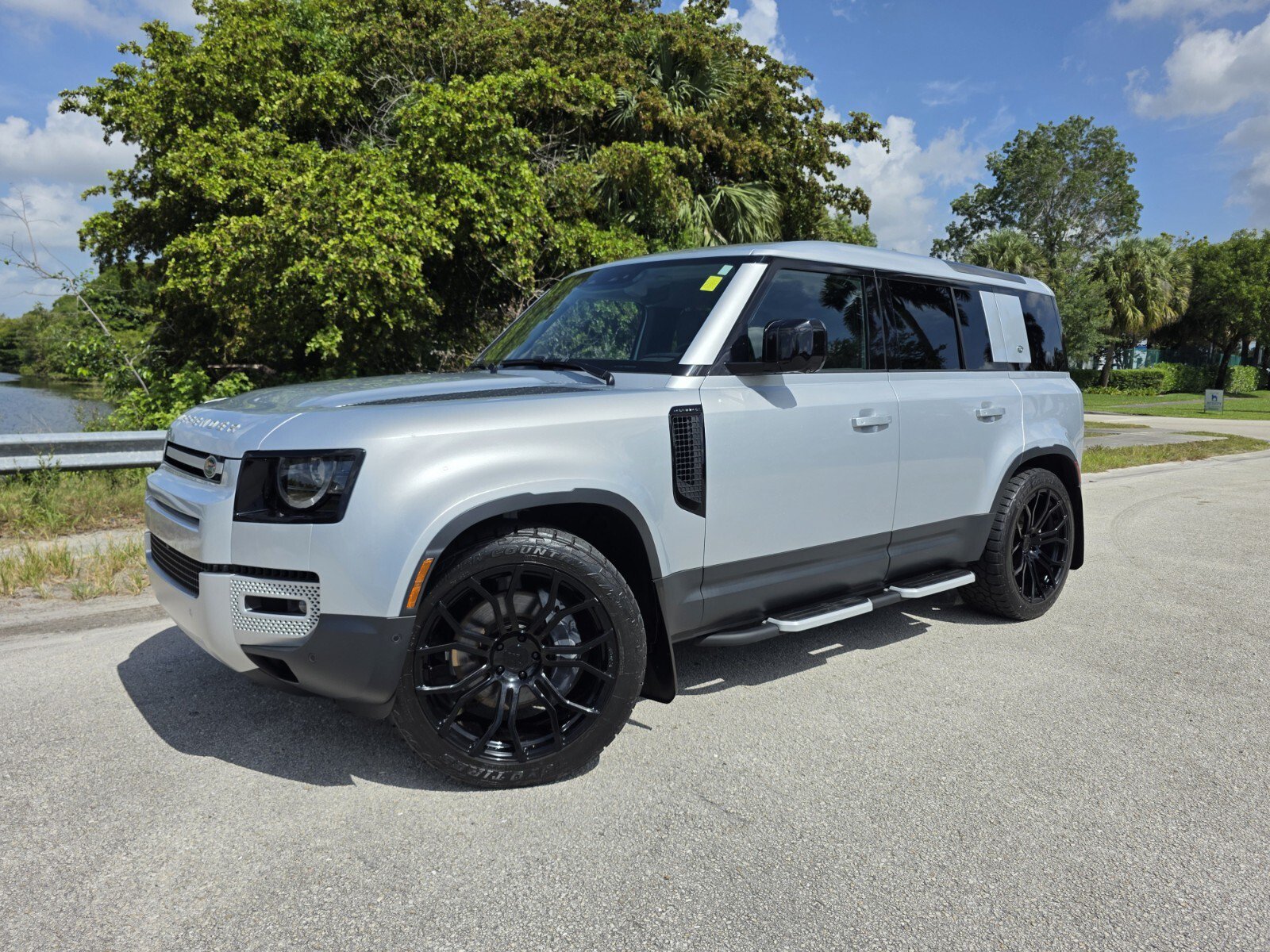 Certified 2024 Land Rover Defender 110 SE AWD/4WD image 1