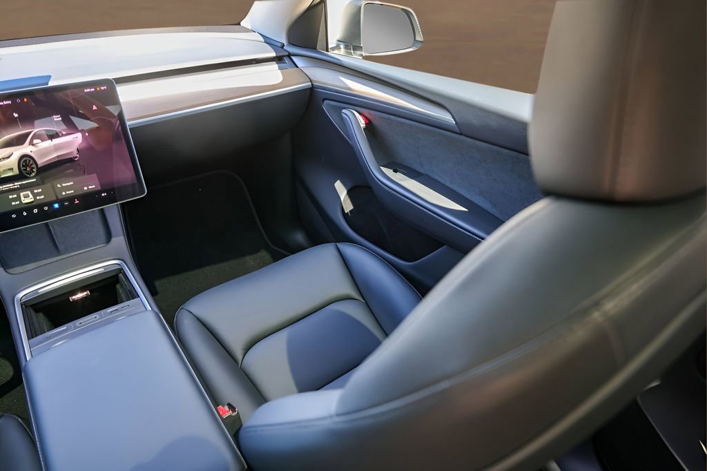 Used 2024 Tesla Model Y Performance image 25