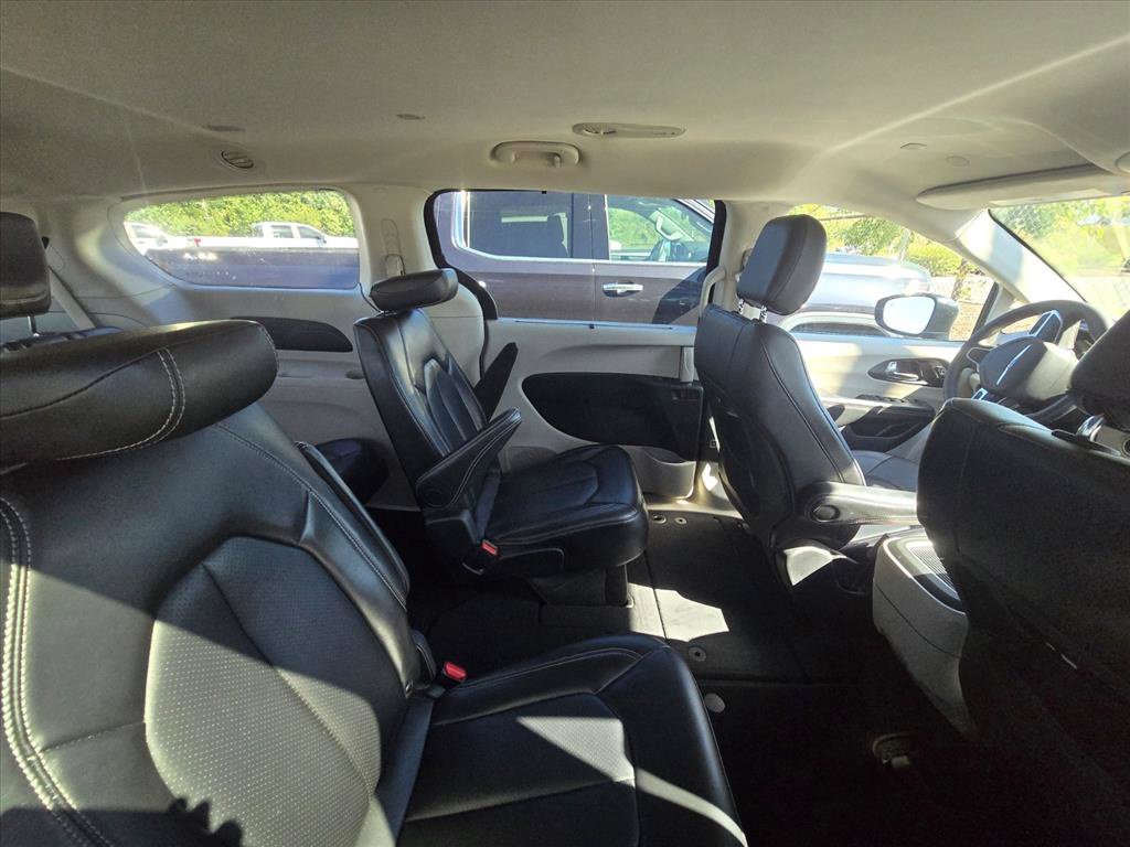 Used 2024 Chrysler Pacifica Touring-L FWD image 8