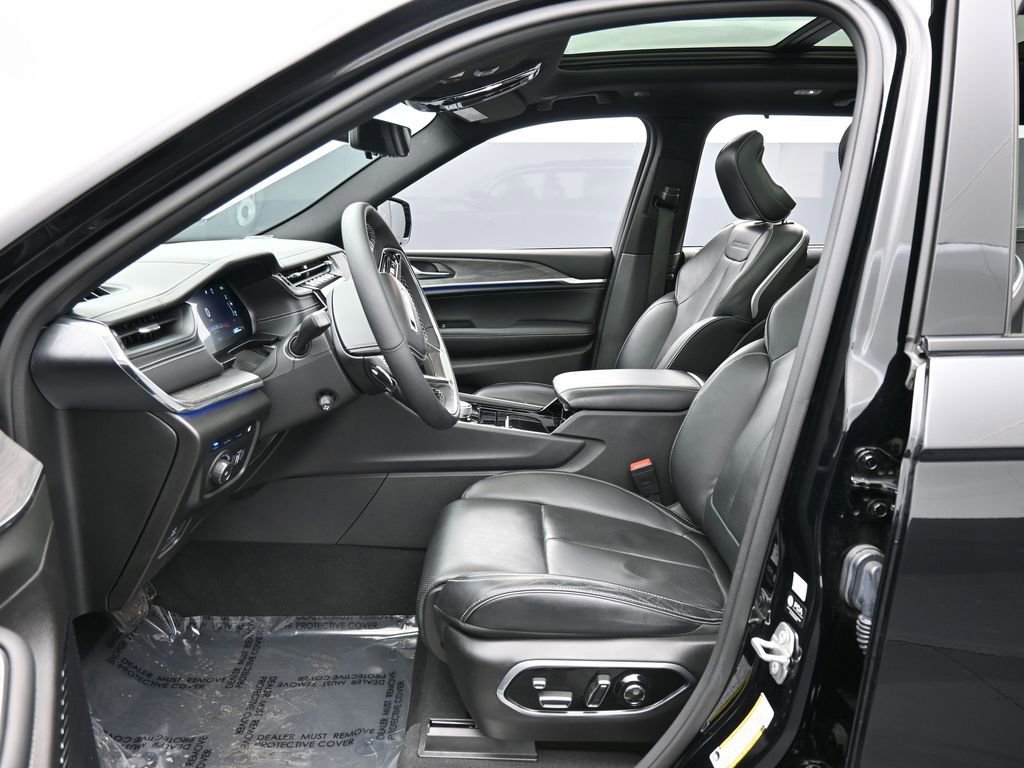 Used 2024 Jeep Grand Cherokee Overland w/ Luxury Tech Group IV image 34