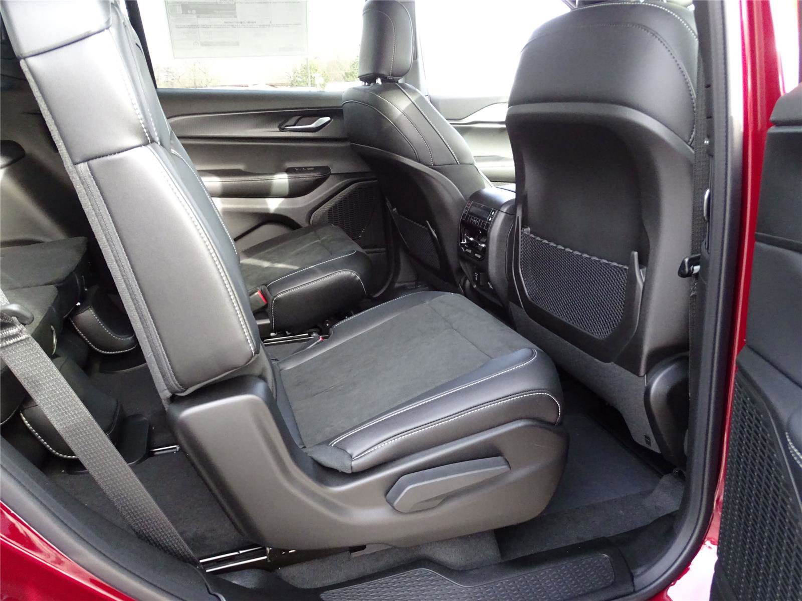 Used 2025 Jeep Grand Cherokee L Altitude image 11