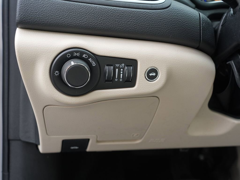 Used 2015 Chrysler 200 Limited FWD image 17