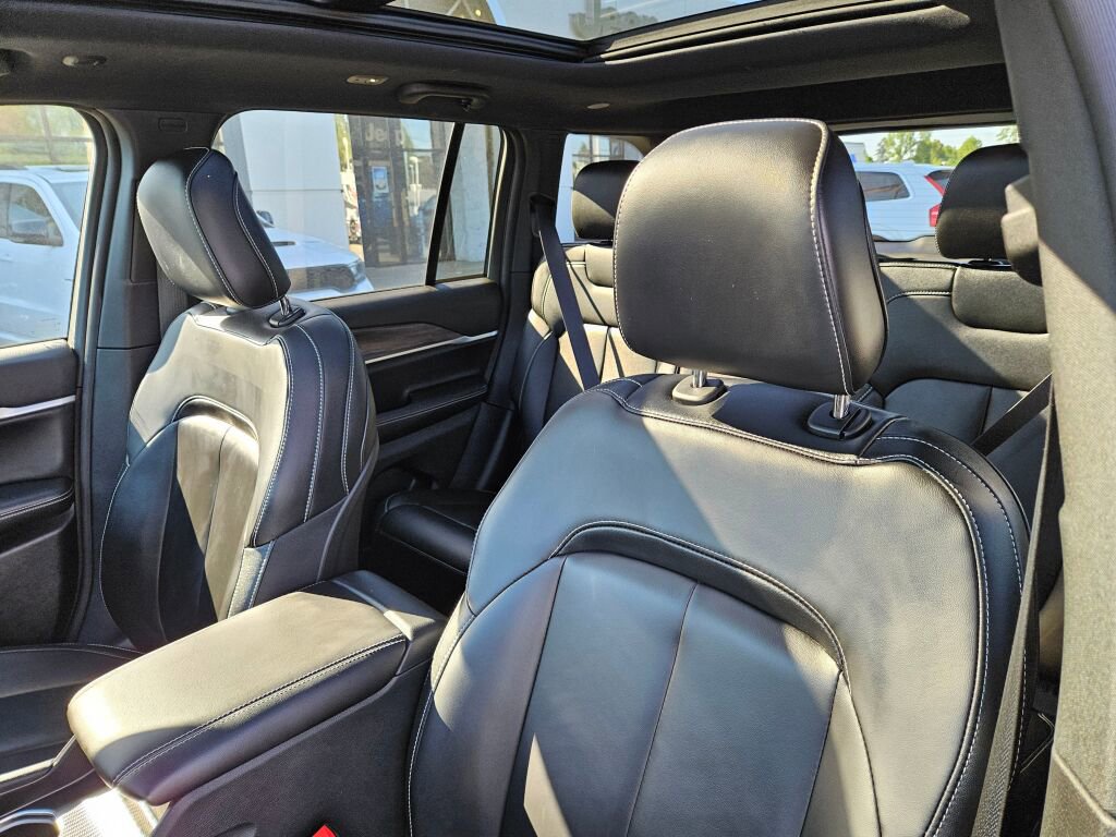 Used 2024 Jeep Grand Cherokee Limited w/ Black Appearance Package AWD/4WD image 19