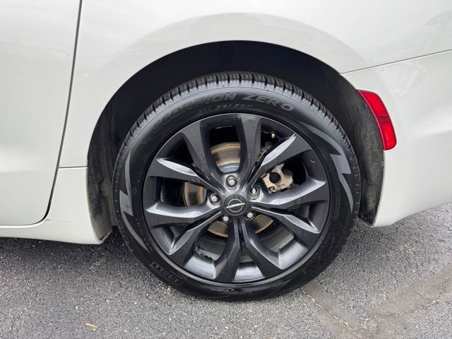Used 2020 Chrysler Pacifica Touring-L Plus w/ Advanced Safetytec Group FWD image 5