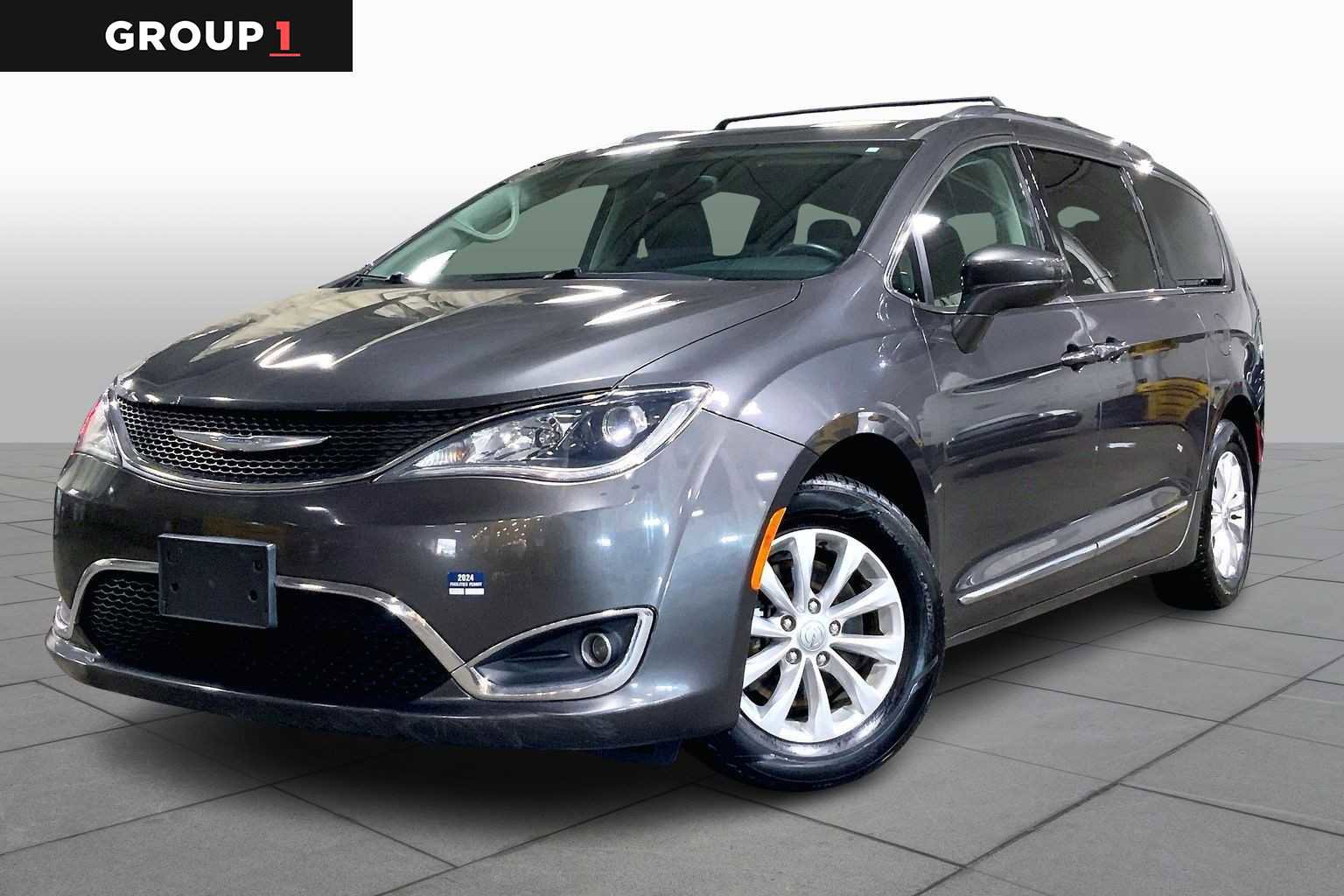 Used 2018 Chrysler Pacifica Touring-L image 1