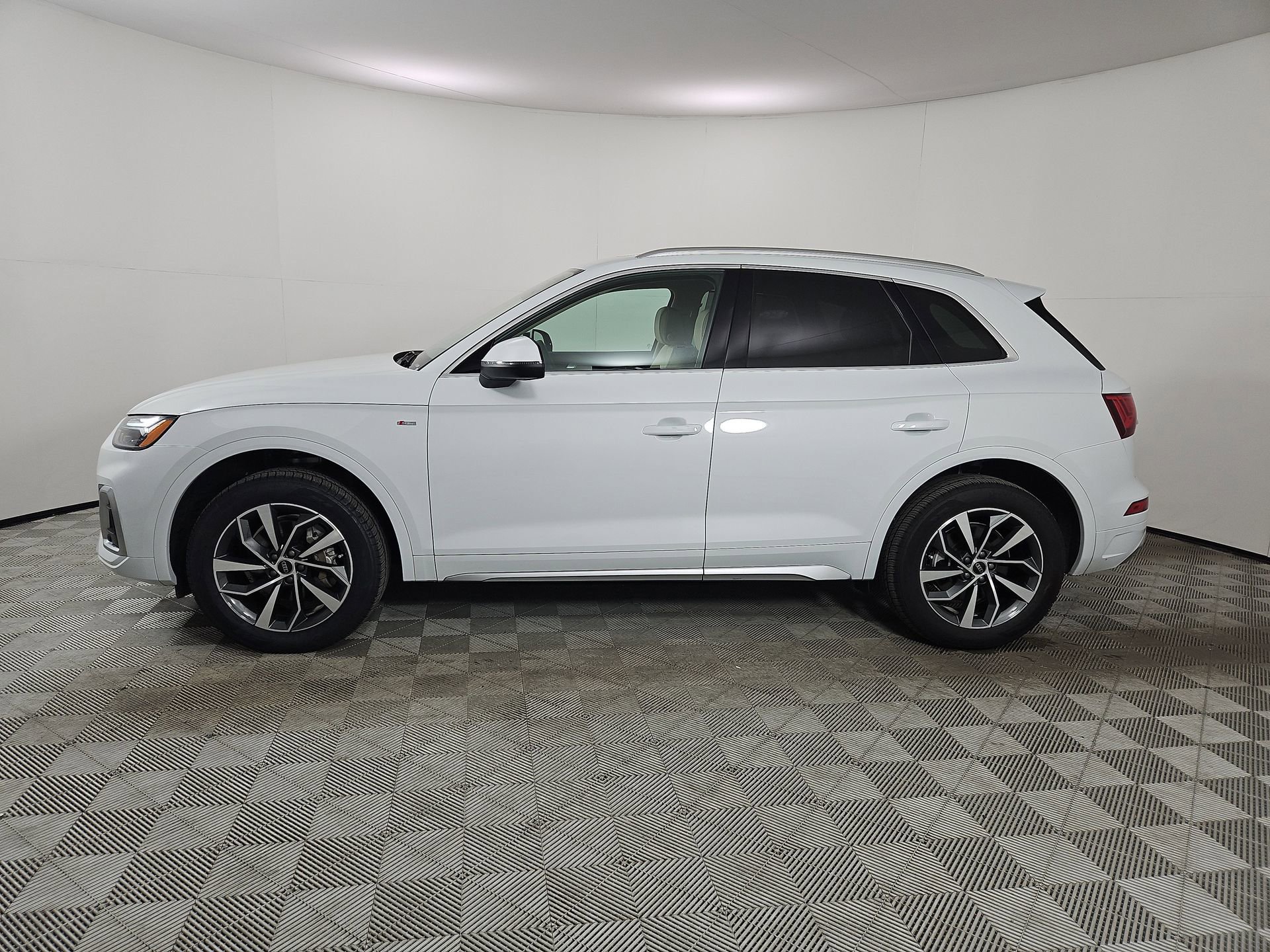 Certified 2023 Audi Q5 2.0T Premium Plus w/ Premium Plus Package image 4
