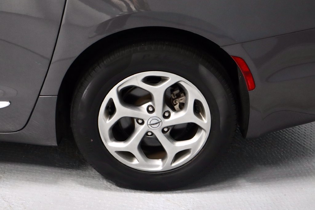 Used 2023 Chrysler Pacifica Limited FWD image 17