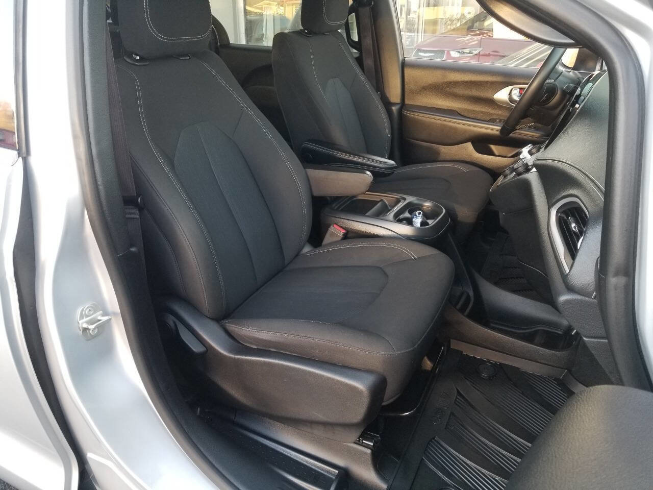 Certified 2023 Chrysler Pacifica Touring image 13