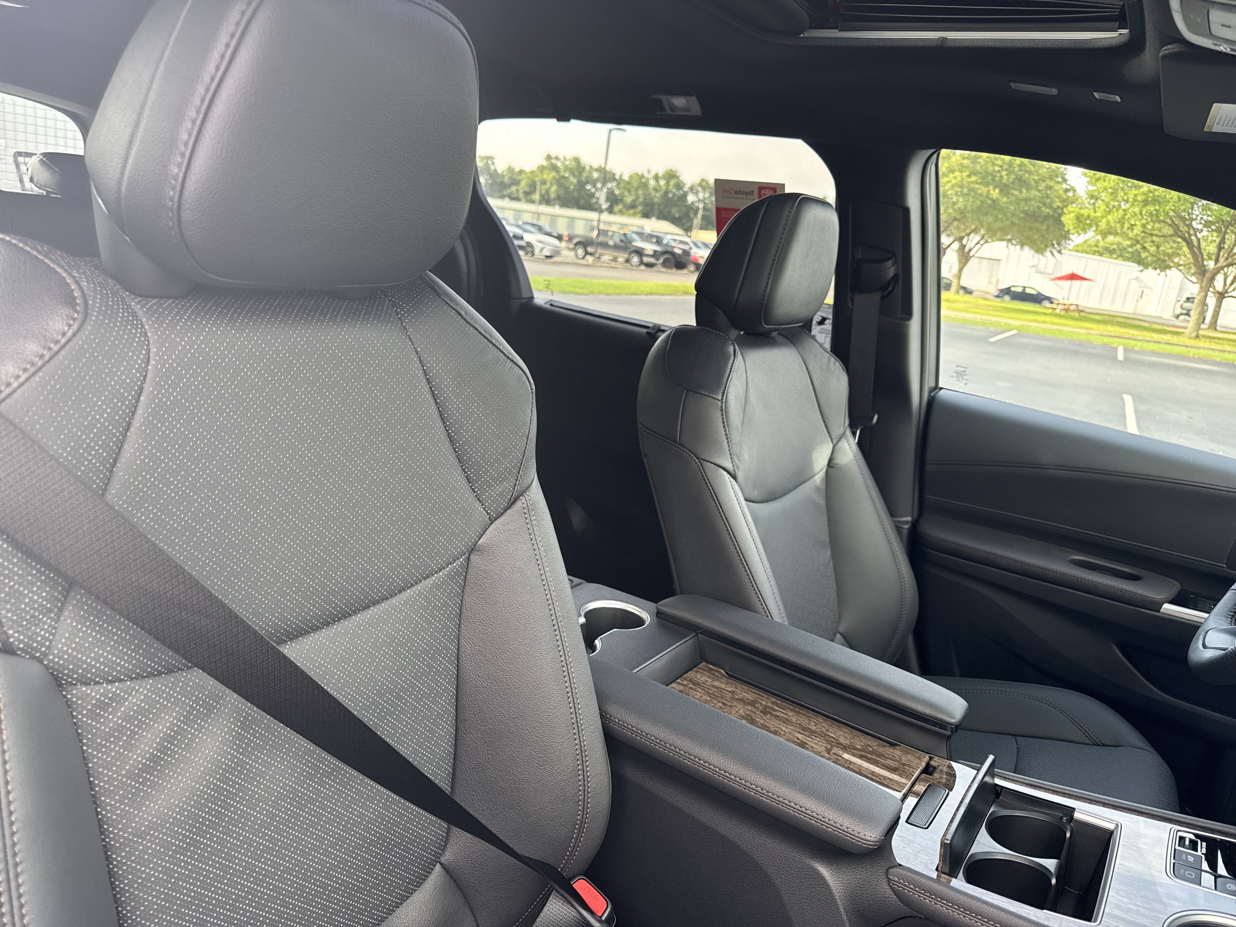 New 2025 Toyota Sienna Platinum FWD image 38