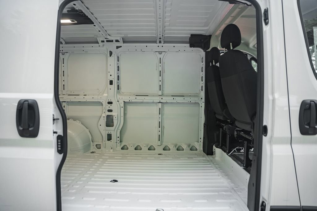 New 2025 RAM ProMaster 2500 w/ Quick Order Package 22G SLT image 16