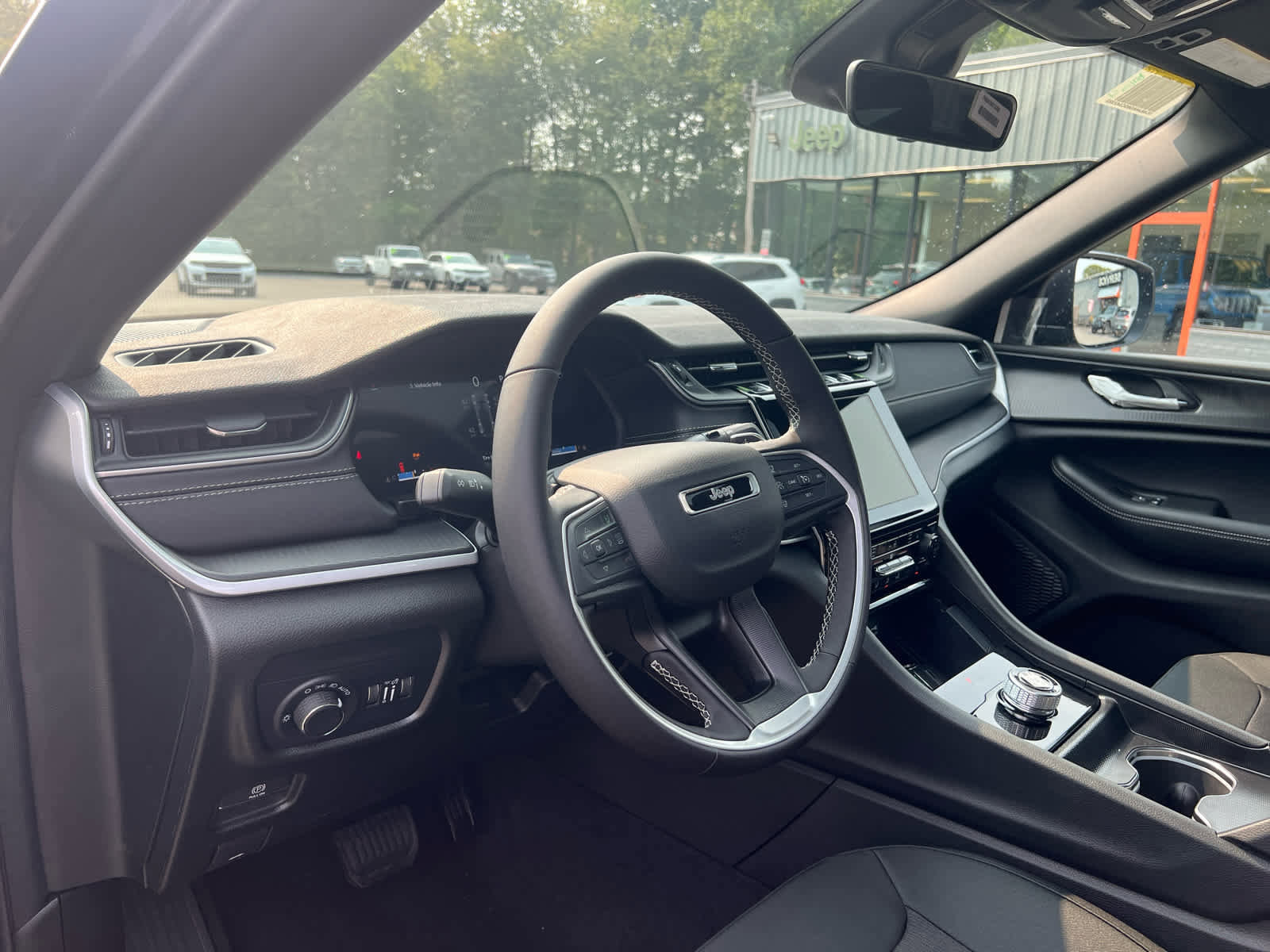 New 2025 Jeep Grand Cherokee Laredo w/ Luxury Tech Group I image 13