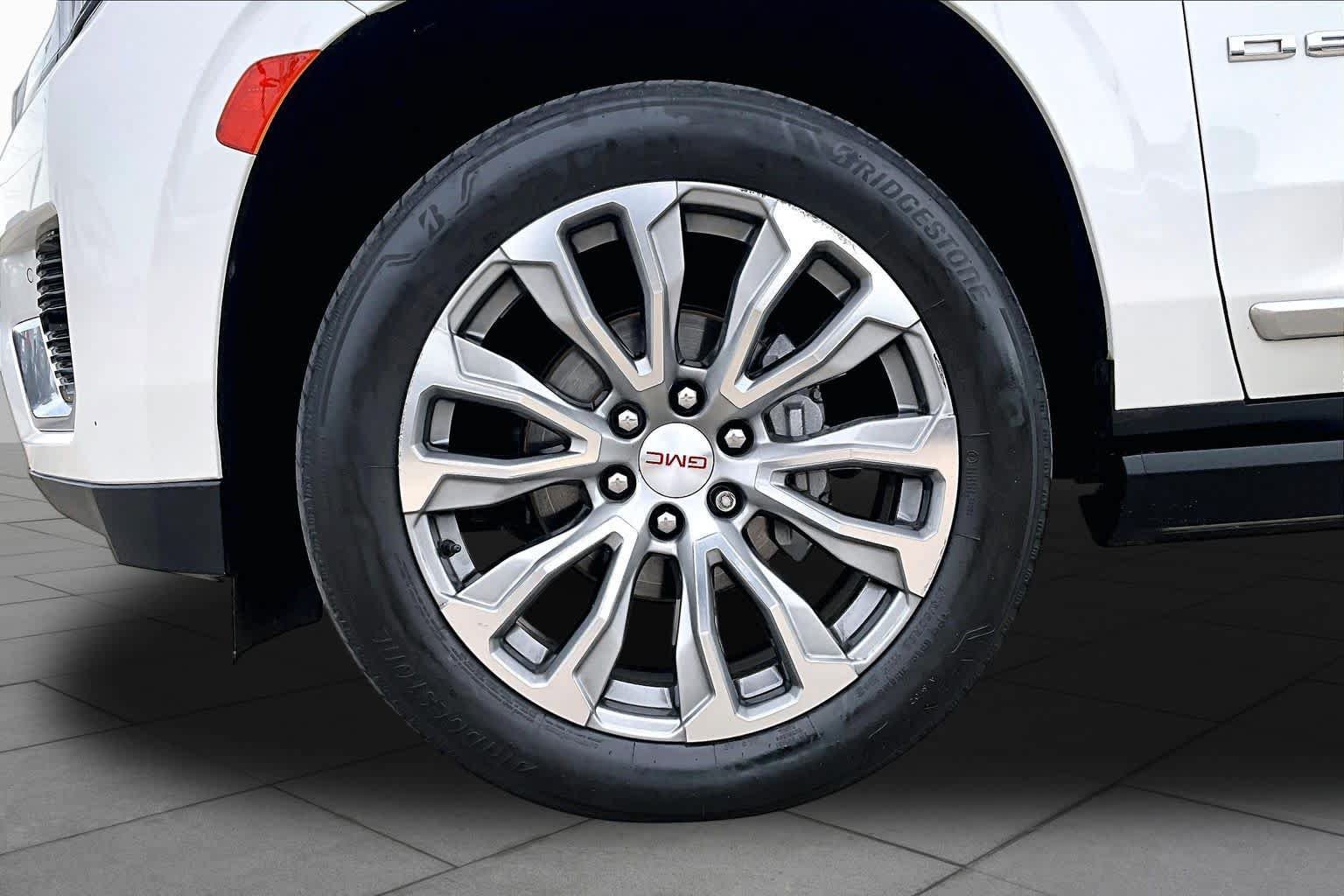 Used 2021 GMC Yukon XL Denali w/ LPO, Illumination Package AWD/4WD image 11