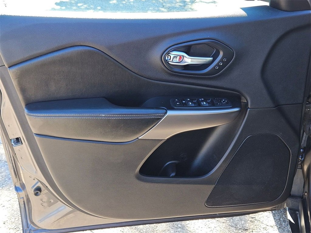 Used 2019 Jeep Cherokee Limited image 11