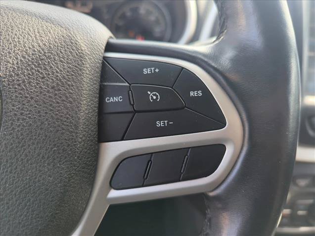 Used 2018 Jeep Cherokee Latitude Plus w/ Cold Weather Group AWD/4WD image 14