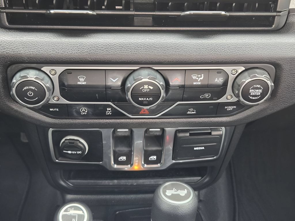 Used 2025 Jeep Wrangler Sport AWD/4WD image 17