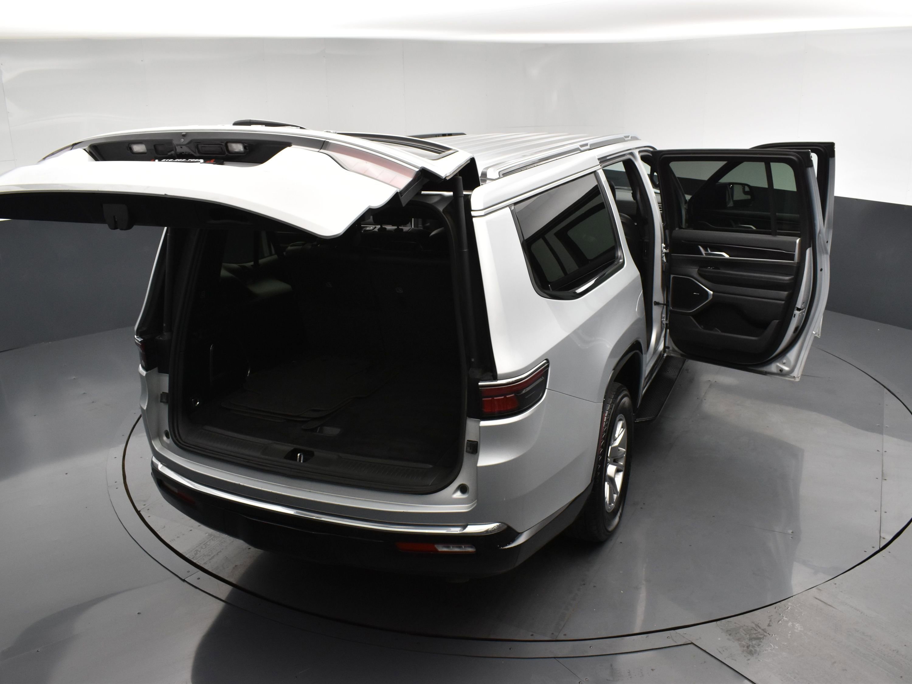 Used 2024 Jeep Wagoneer L 4WD image 30