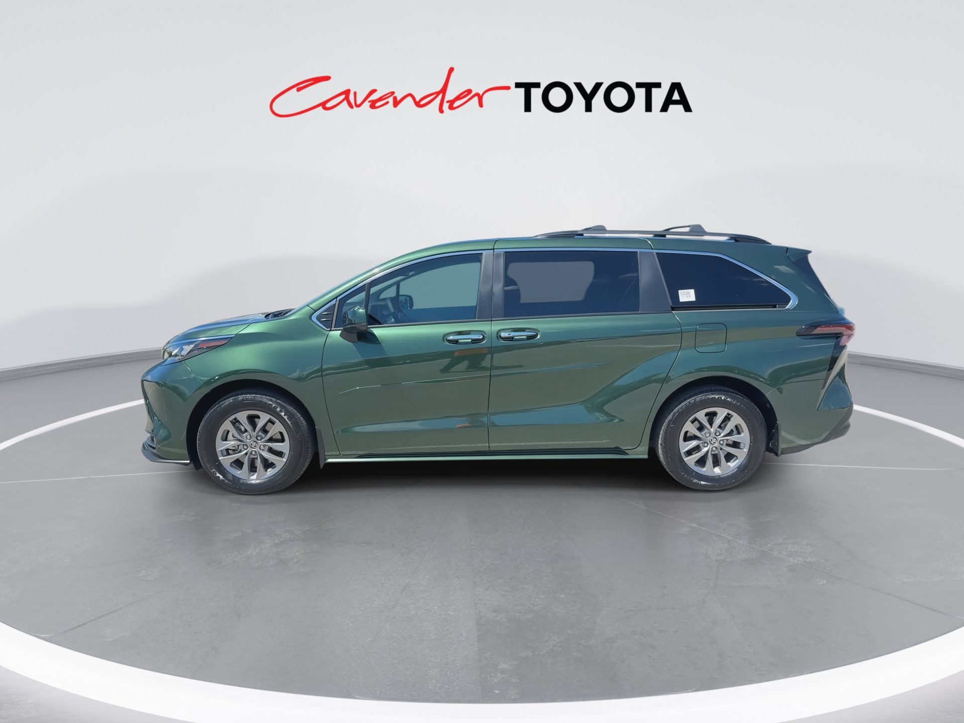 Used 2026 Toyota Sienna XLE FWD image 5