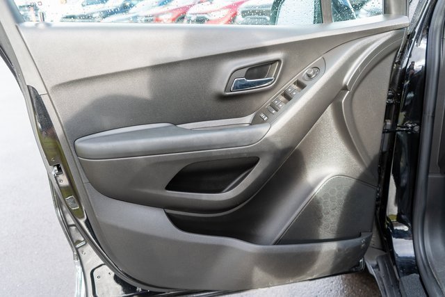 Used 2022 Chevrolet Trax LT w/ LT Convenience Package image 18