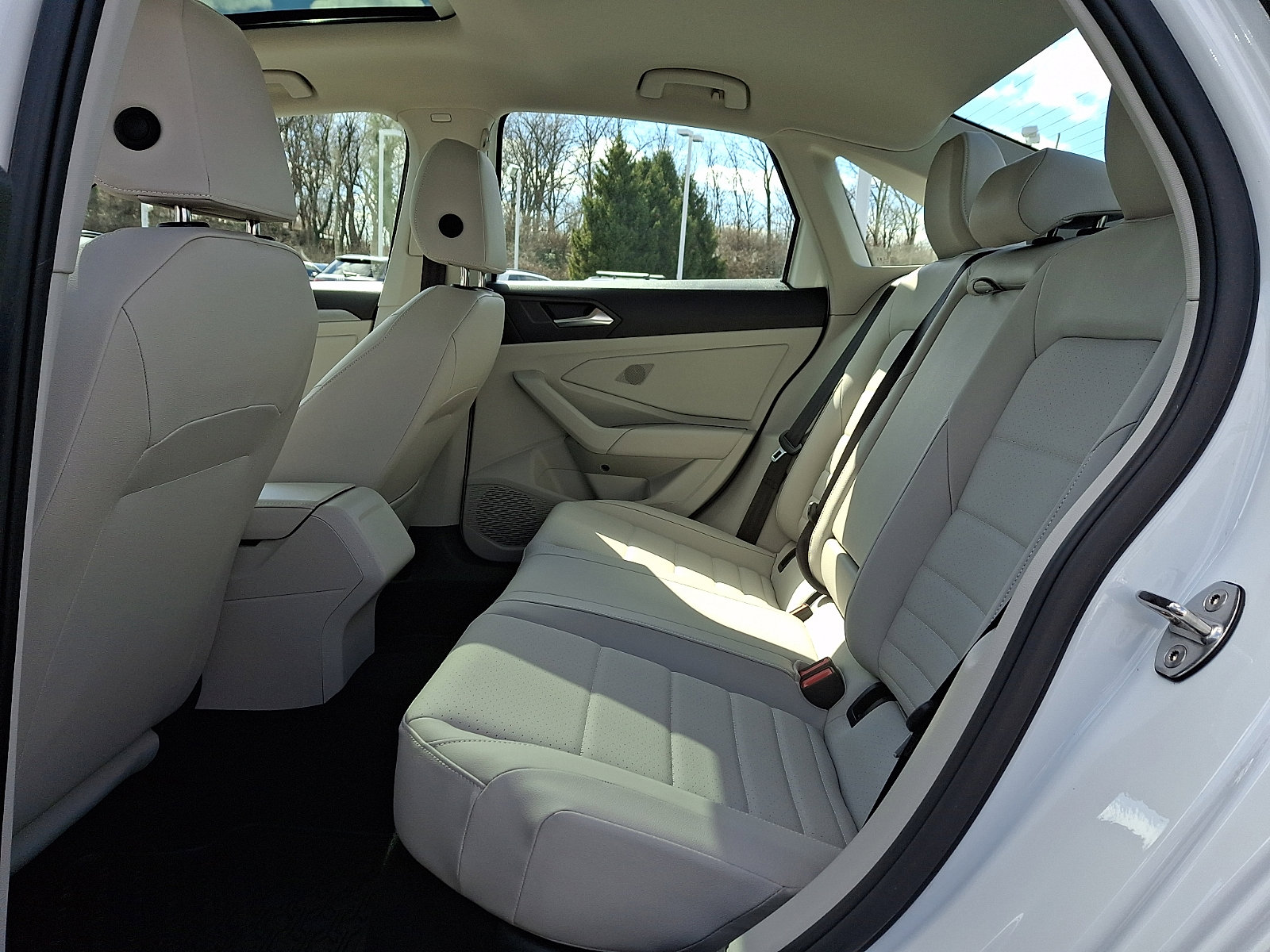 Used 2024 Volkswagen Jetta SE w/ Panoramic Sunroof Package image 11