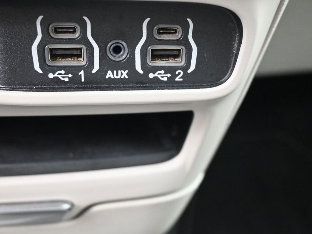 Used 2023 Chrysler Pacifica Touring-L image 3