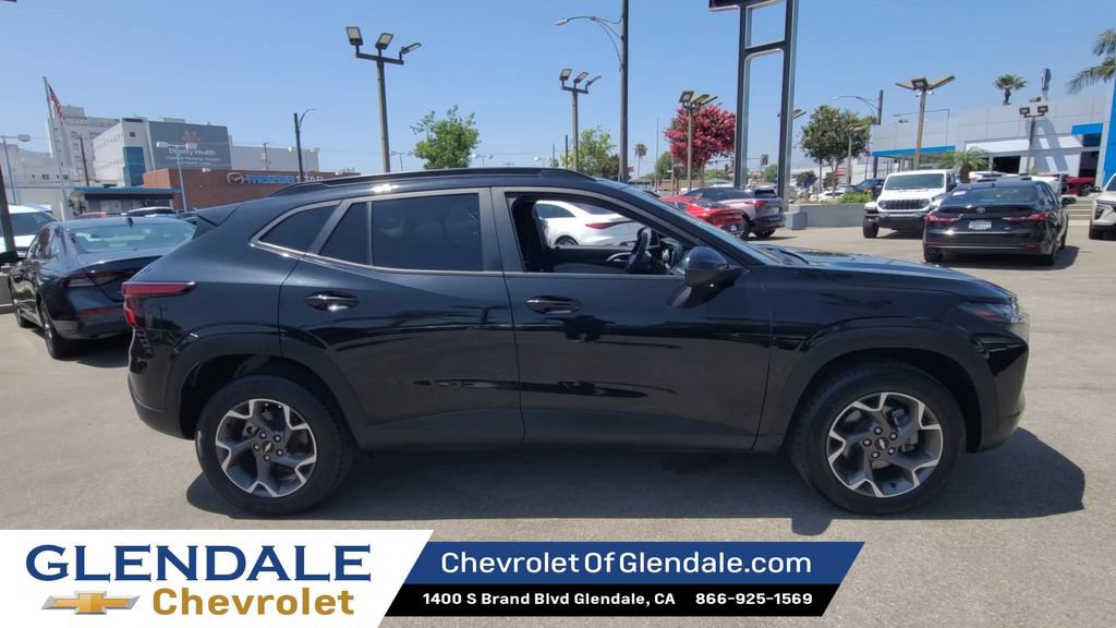 Certified 2025 Chevrolet Trax LT FWD image 9