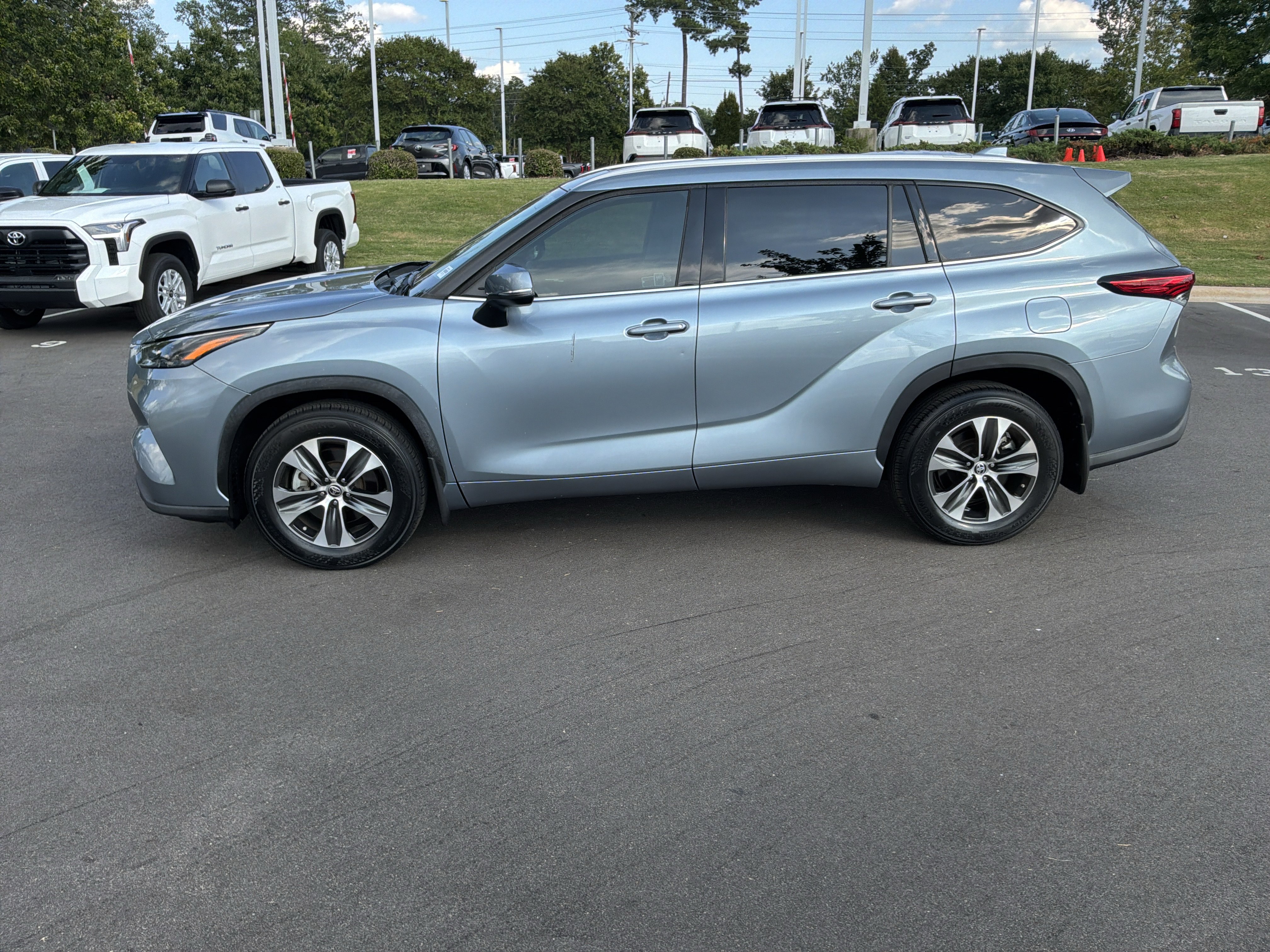 Used 2022 Toyota Highlander XLE FWD image 7