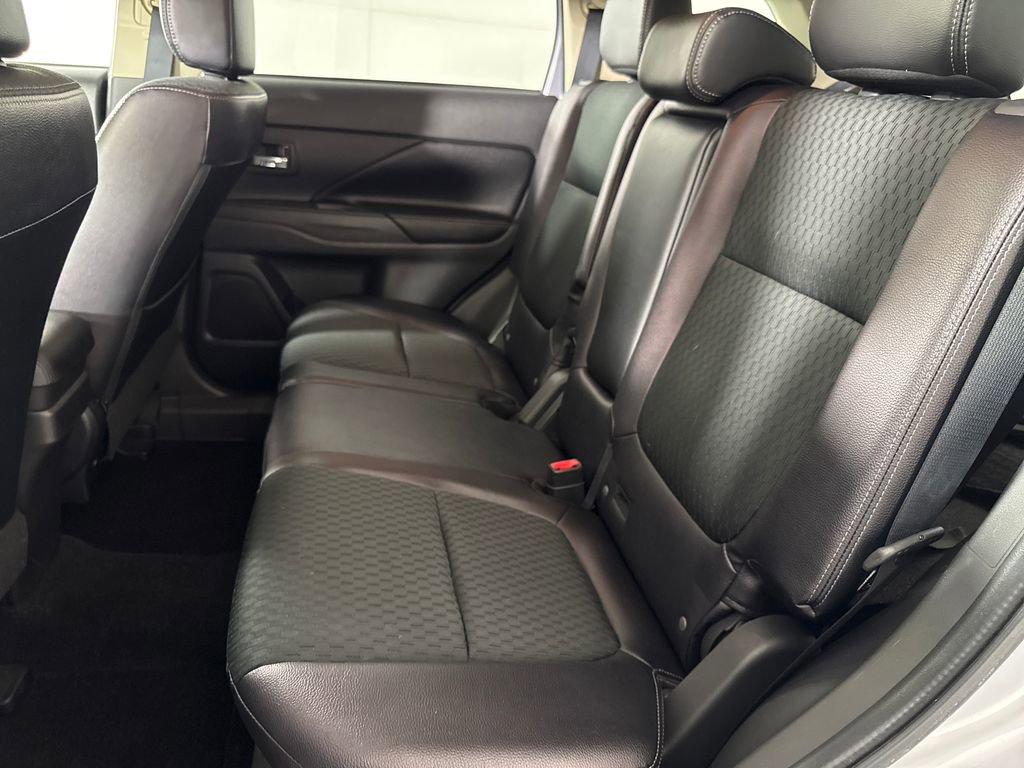 Used 2015 Mitsubishi Outlander SE AWD/4WD image 12