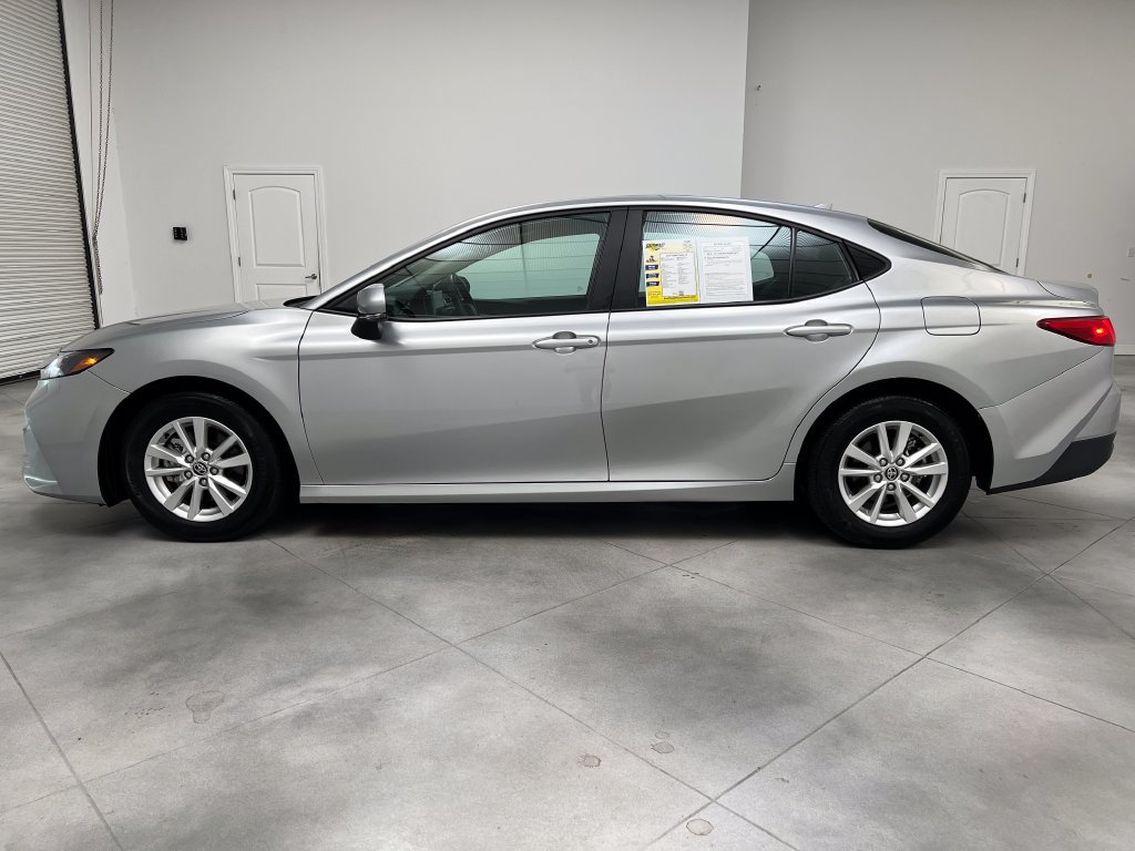 Used 2025 Toyota Camry LE FWD image 5