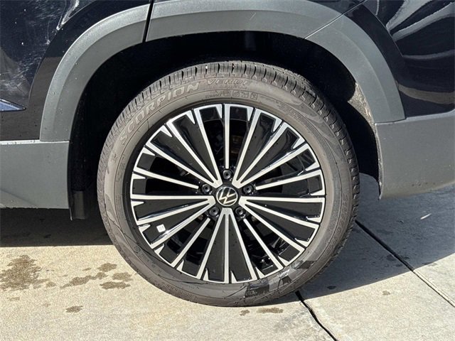 Certified 2025 Volkswagen Taos SE w/ Panoramic Sunroof Package image 6