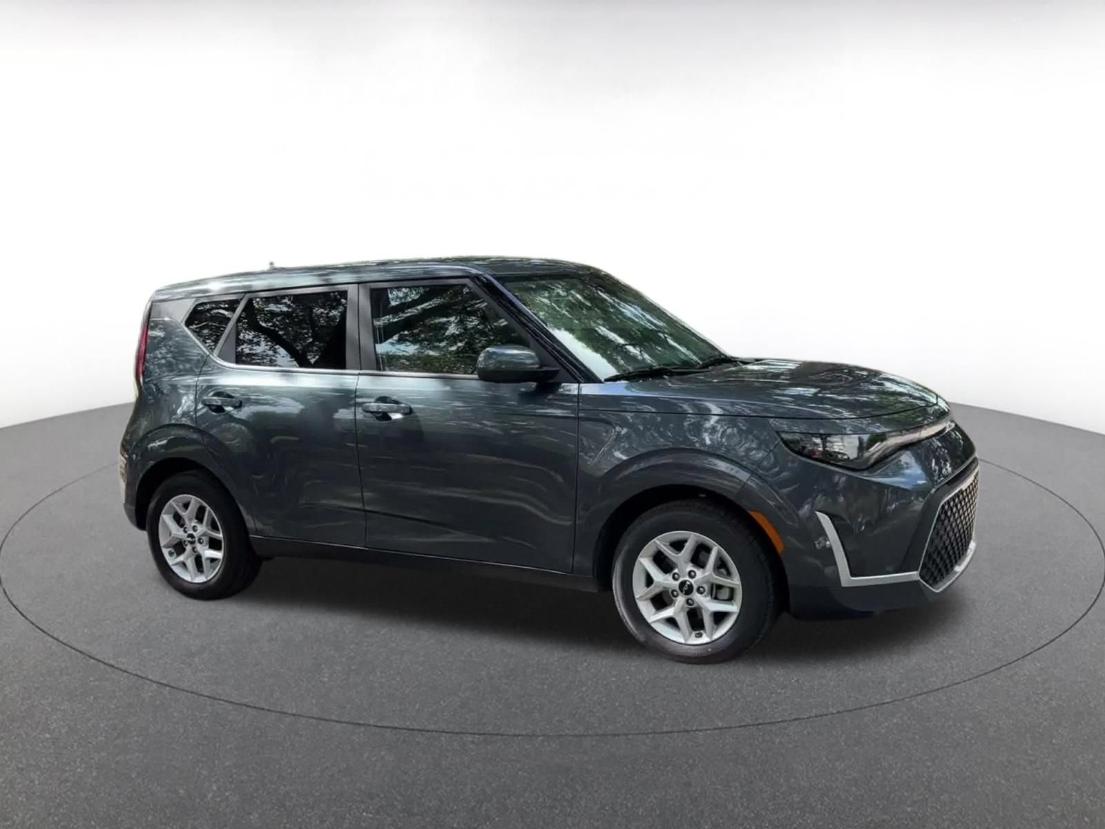 Used 2025 Kia Soul LX w/ LX Technology Package FWD image 2