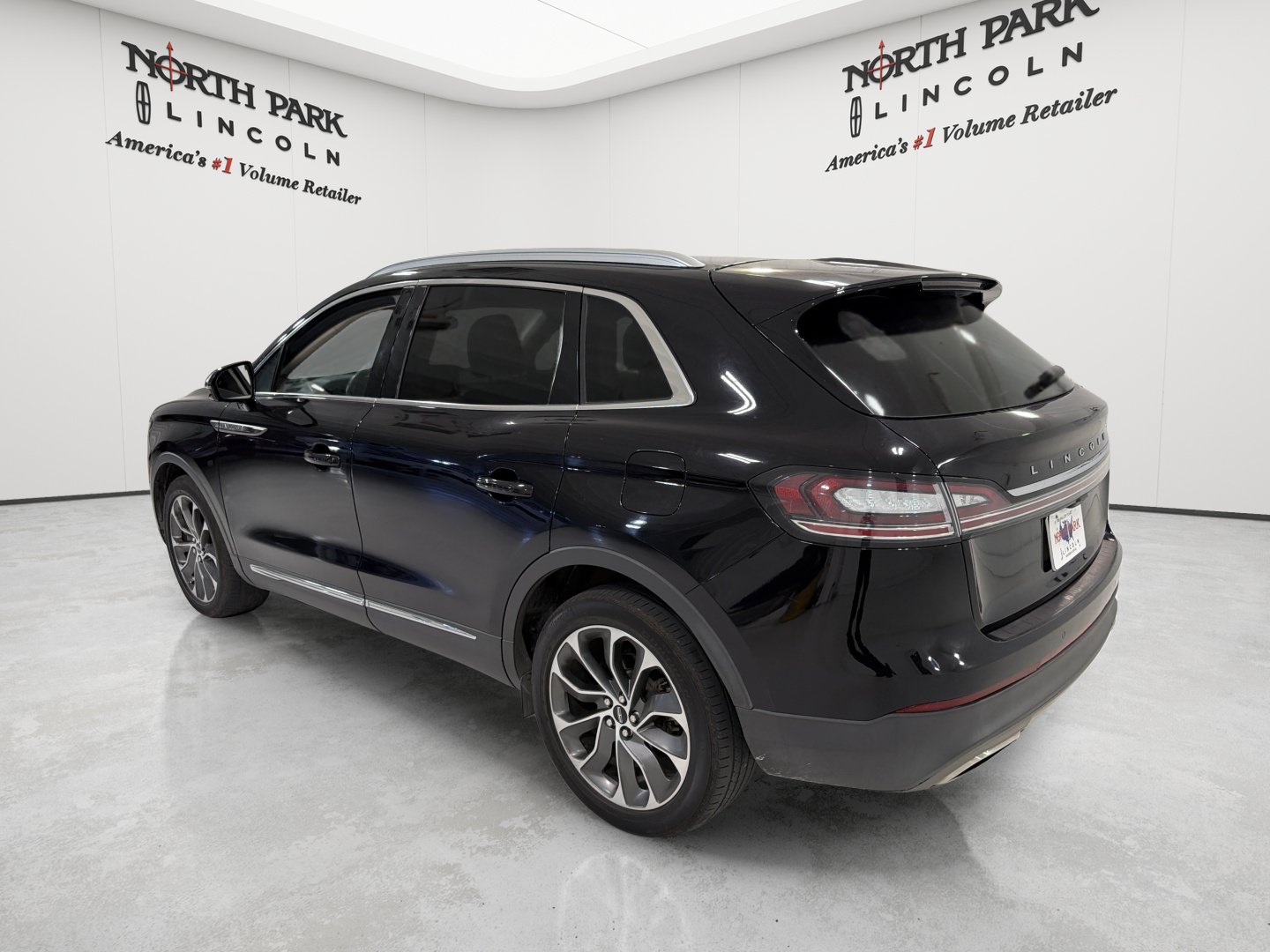 Used 2022 Lincoln Nautilus Reserve w/ Cargo Utility Package FWD image 3