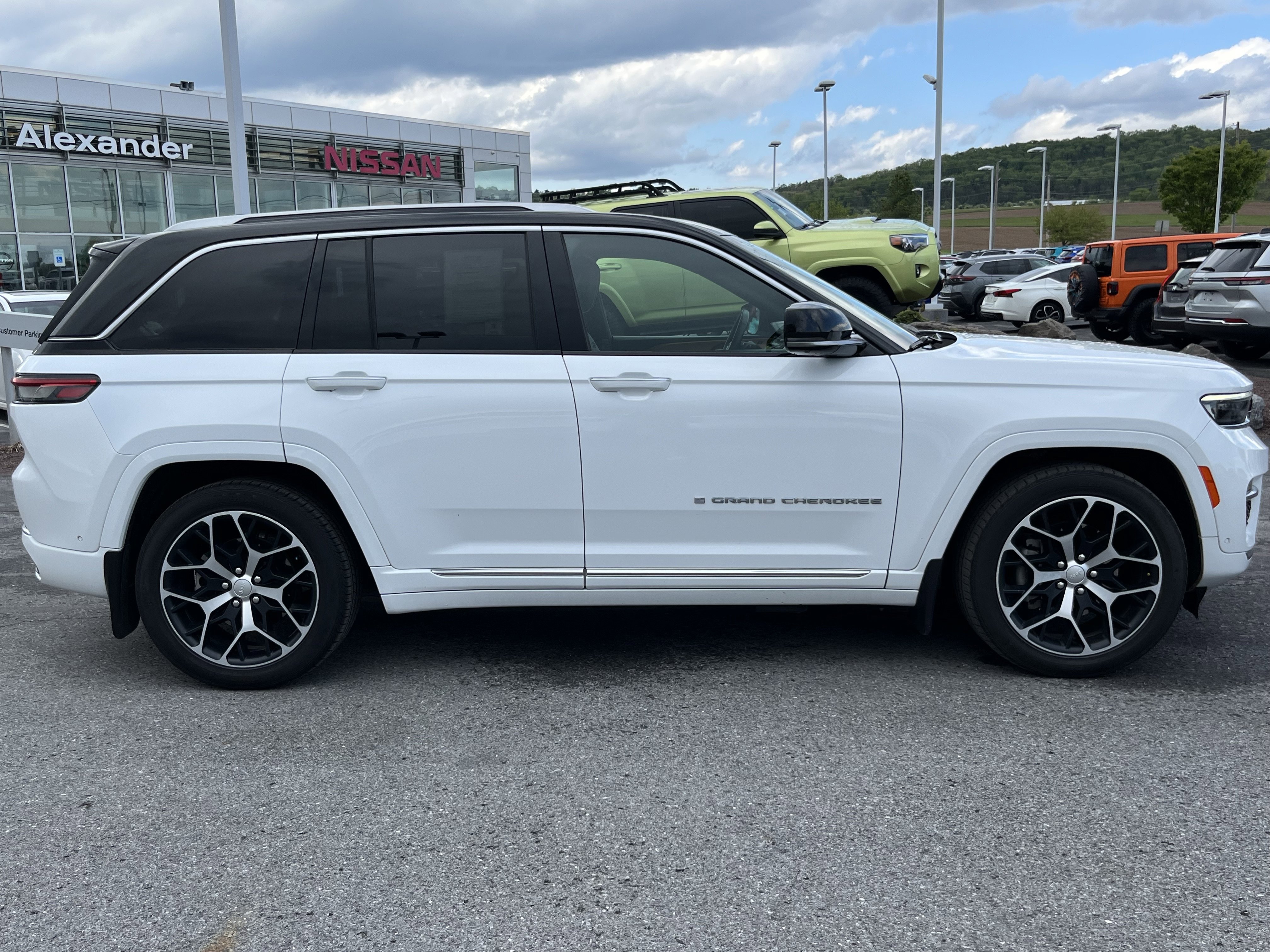 Used 2022 Jeep Grand Cherokee Summit AWD/4WD image 2