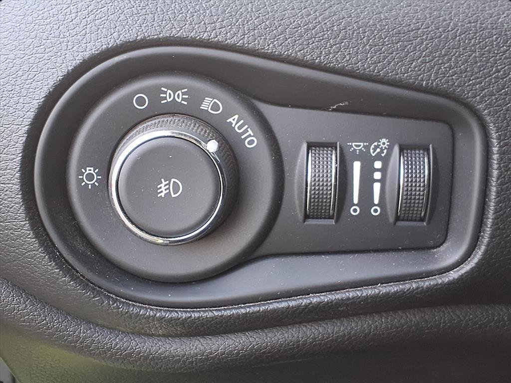 Used 2018 Jeep Renegade Limited w/ UConnect 8.4 Nav Group image 18