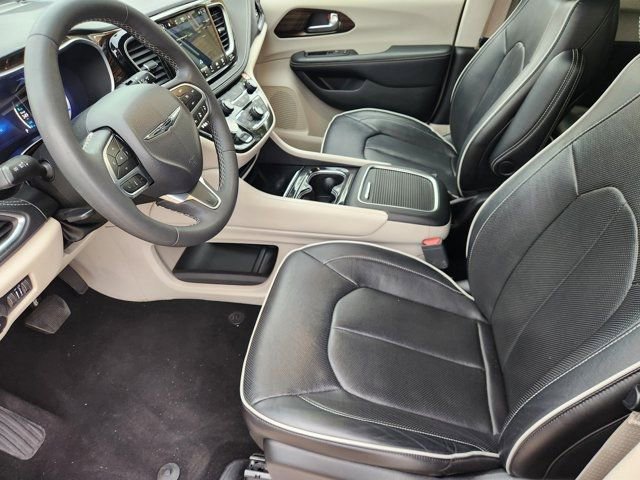 Used 2023 Chrysler Pacifica Limited video 4