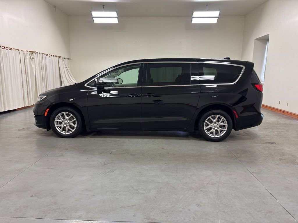 Used 2024 Chrysler Pacifica Touring-L FWD image 5