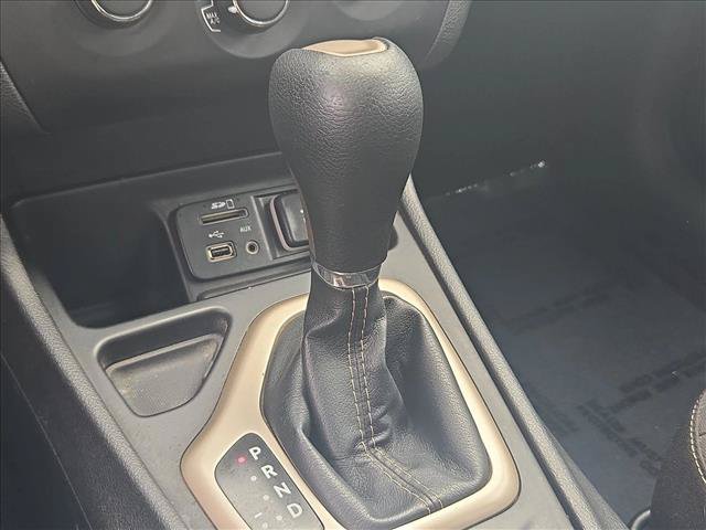 Used 2017 Jeep Cherokee Sport FWD image 12