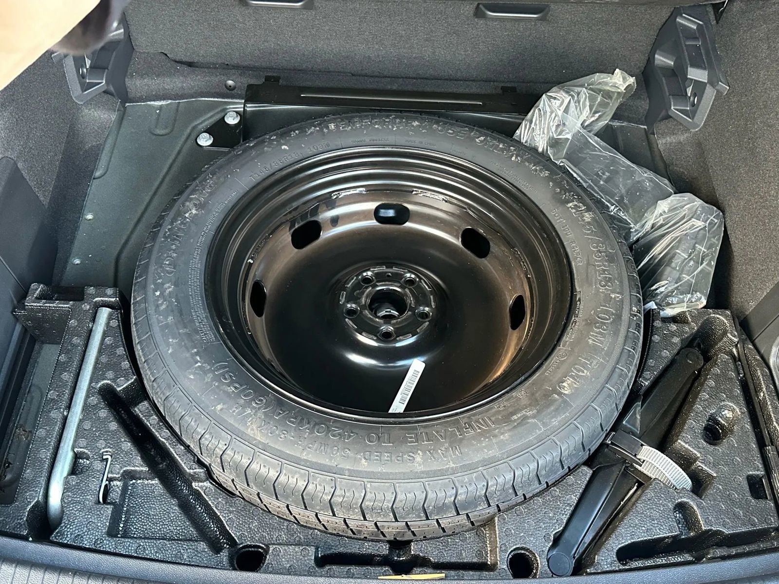 Used 2023 Volkswagen Tiguan SE w/ Panoramic Sunroof Package image 22