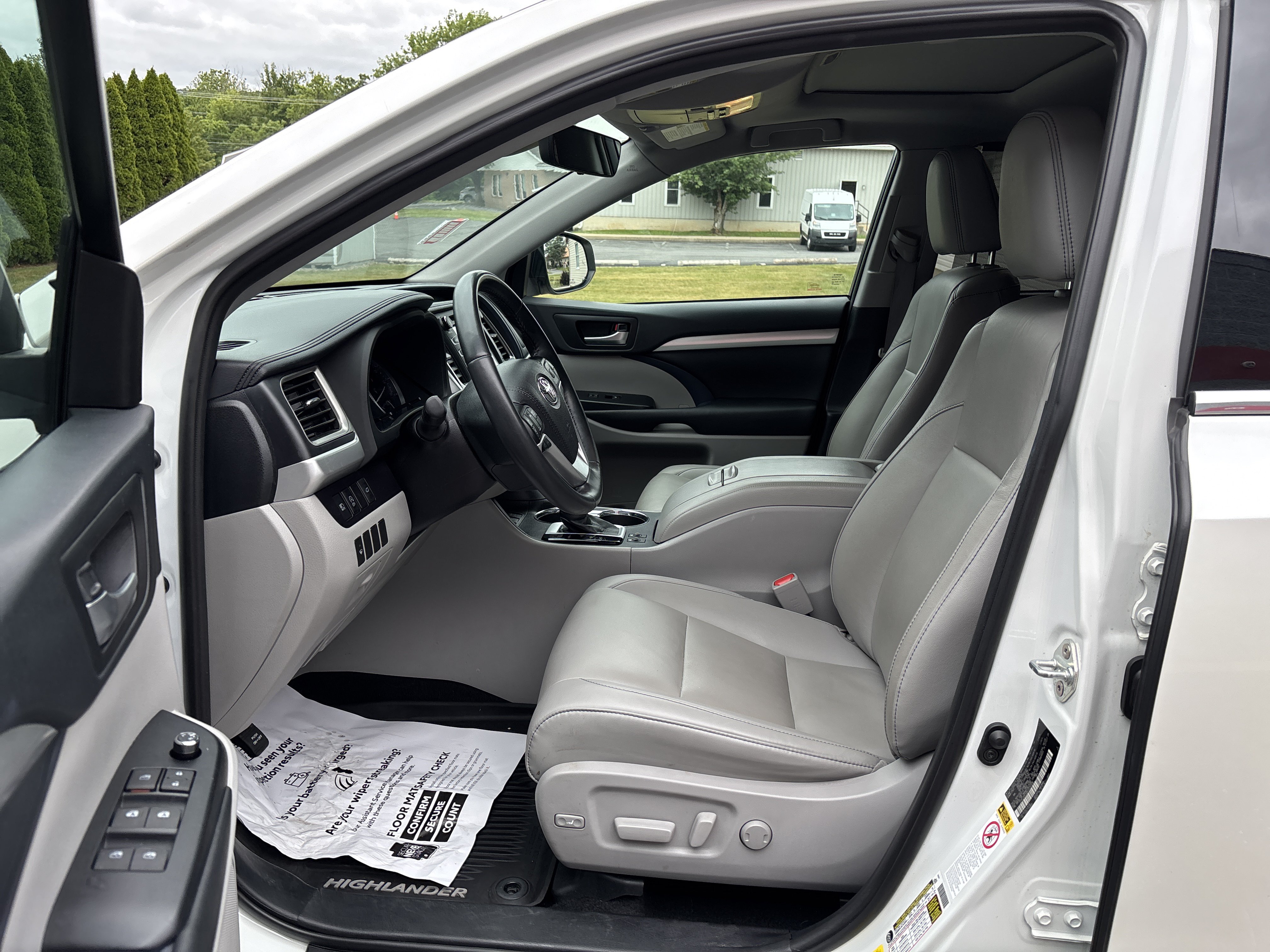 Used 2019 Toyota Highlander XLE AWD/4WD image 13