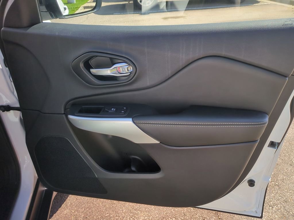 Used 2022 Jeep Cherokee Latitude w/ Sun & Sound Group image 28