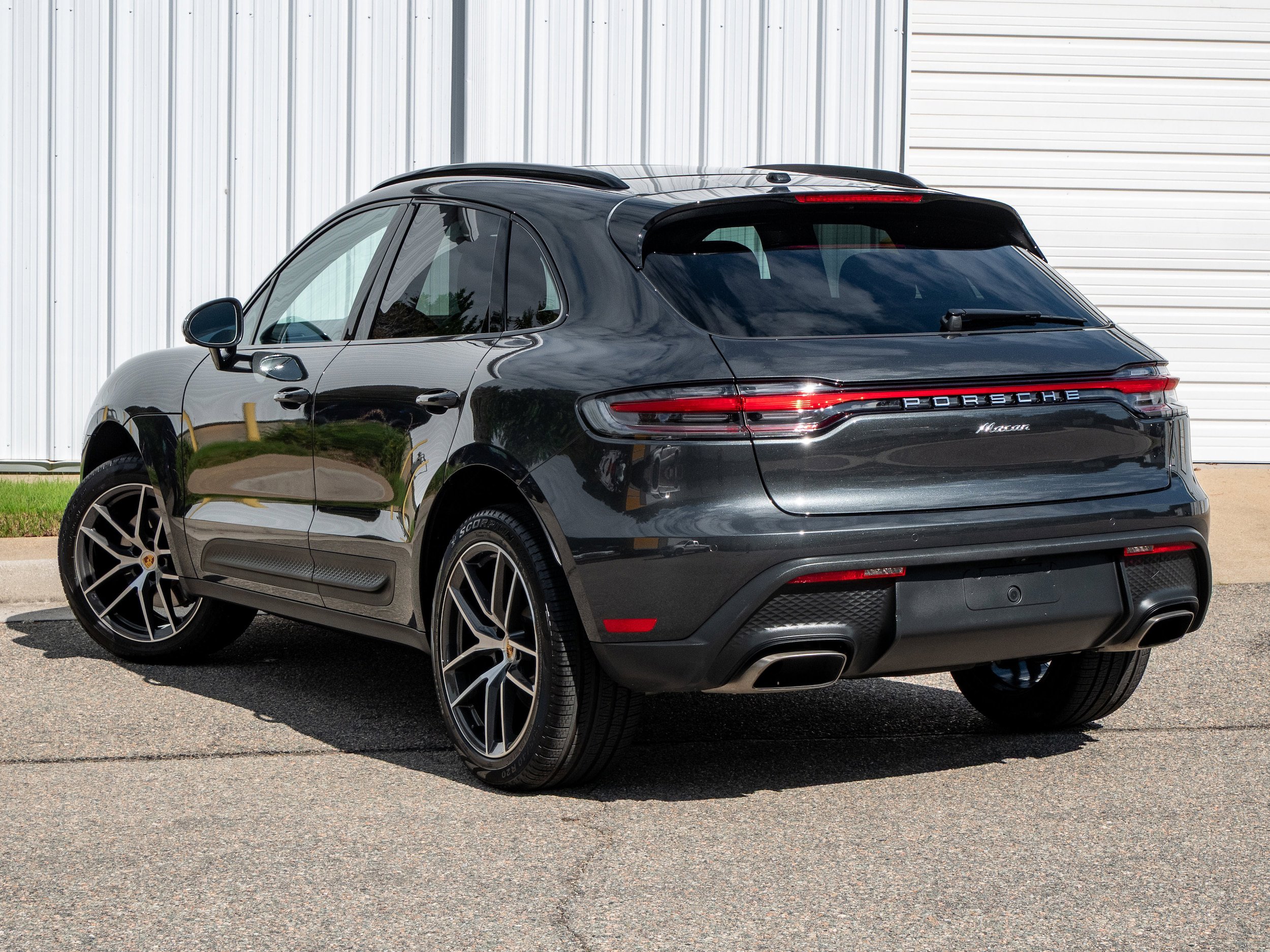 Certified 2025 Porsche Macan AWD/4WD image 3