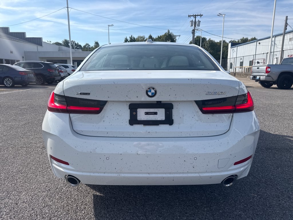 Used 2026 BMW 330i xDrive Sedan w/ Premium Package AWD/4WD image 4