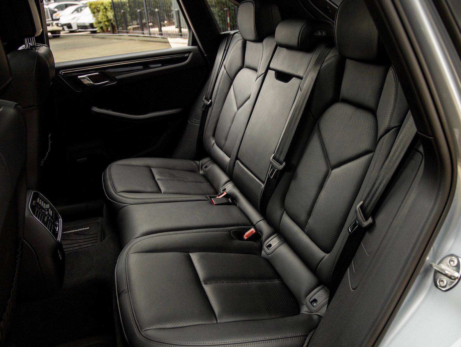 Used 2025 Porsche Macan image 36