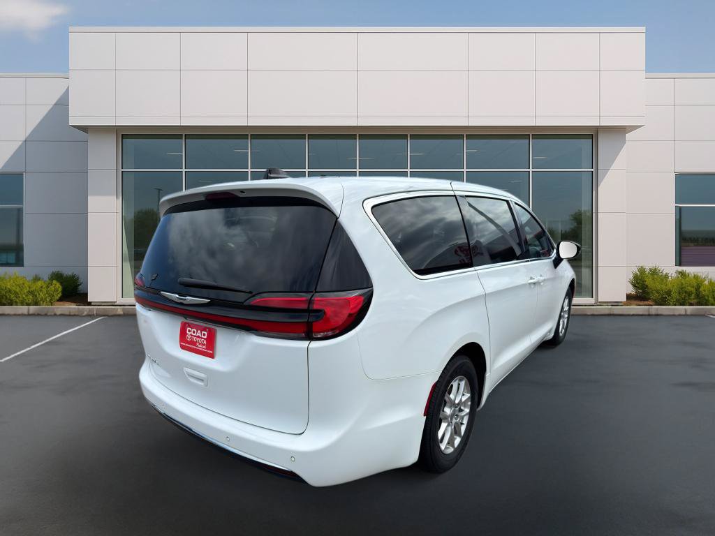 Used 2025 Chrysler Pacifica Select FWD image 5