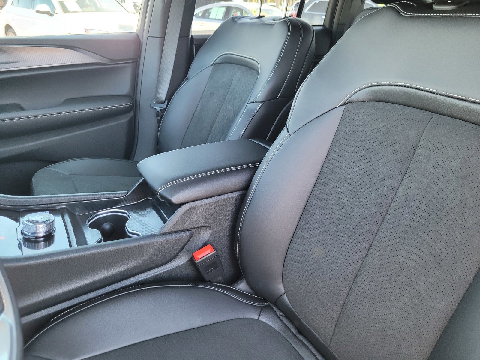 New 2025 Jeep Grand Cherokee Altitude image 12