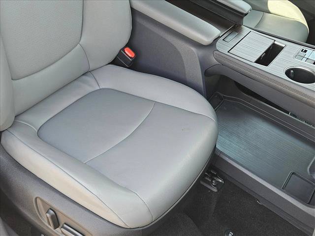 Used 2023 Toyota Sienna XLE FWD image 23