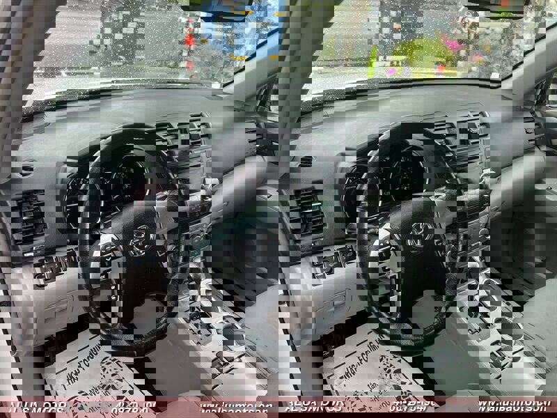 Used 2012 Toyota Highlander SE w/ Tow Pkg image 17