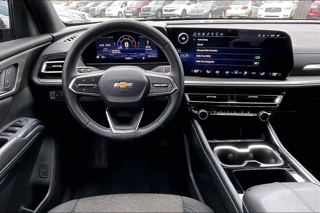 Used 2025 Chevrolet Traverse LT image 7