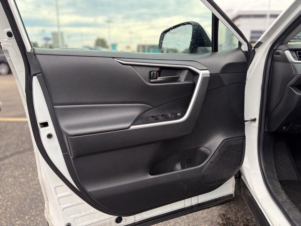 Used 2024 Toyota RAV4 LE AWD/4WD image 17